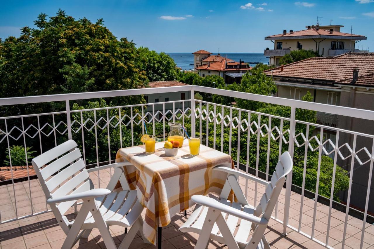 Hotel Villa Dei Fiori - Sul Mare Con Piscina Viserbella di Rimini Екстер'єр фото