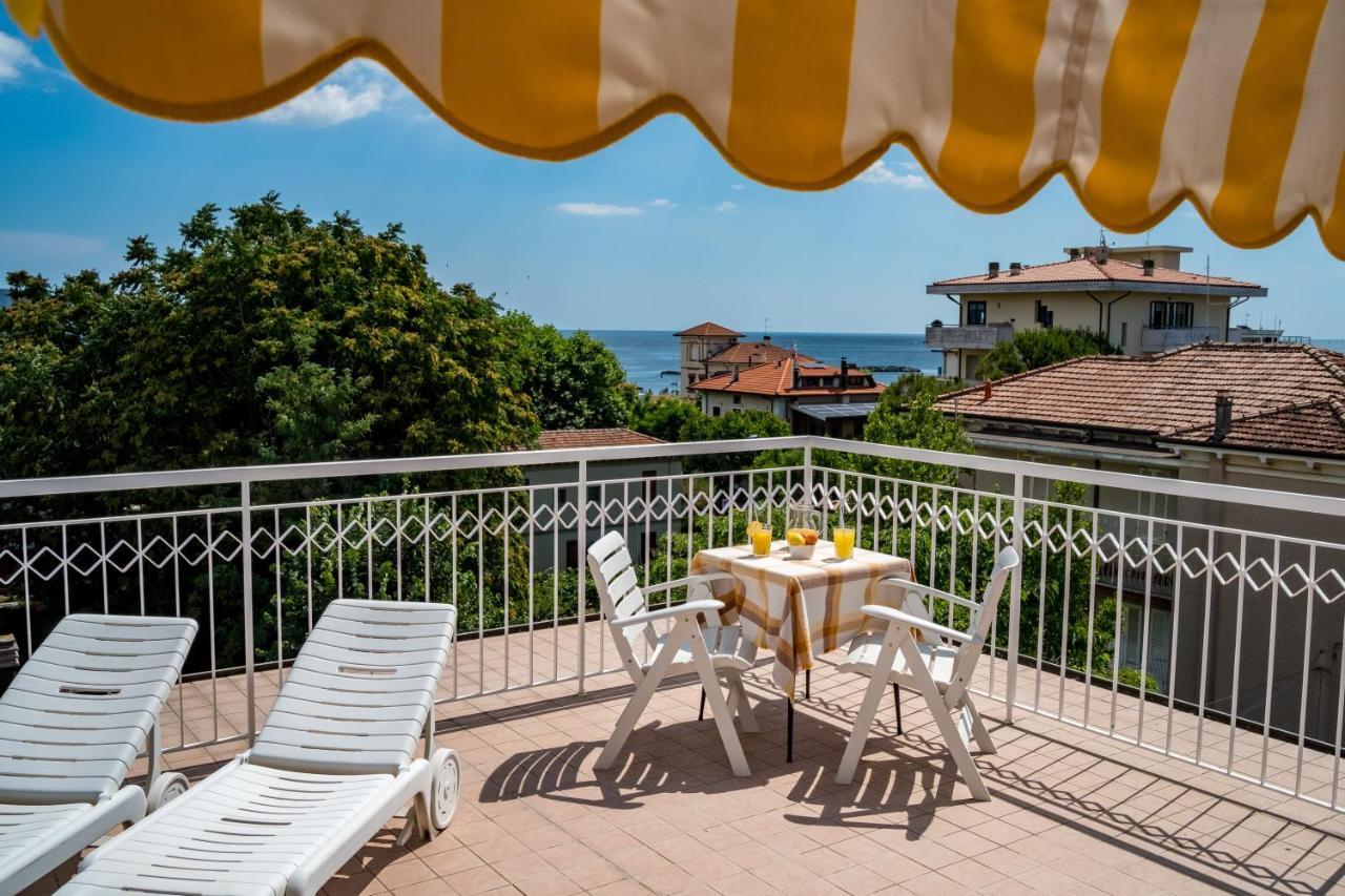 Hotel Villa Dei Fiori - Sul Mare Con Piscina Viserbella di Rimini Екстер'єр фото